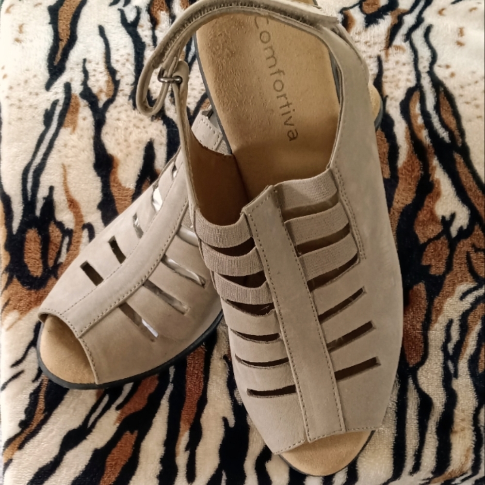 Comfortiva leather block heel sandals. Beautiful tan, great look!